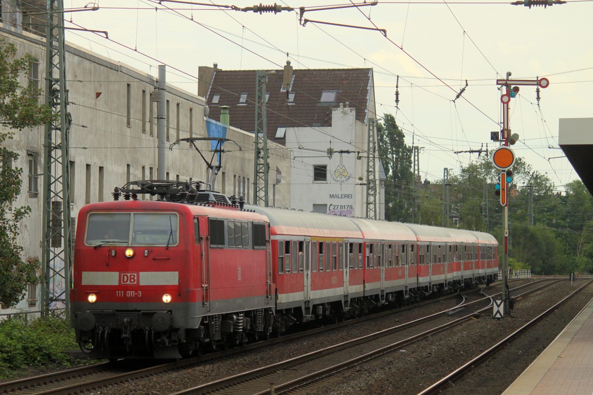 111 011-3 zieht am 08.08.2014 einen aus n-Wagen gebildeten RE4 von Düsseldorf nach Aachen Hbf. 