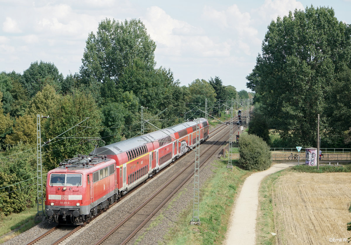 111 011 am 16.08.2020 in Mönchengladbach Lürrip mit einem damalig noch DB Regio RE 4.