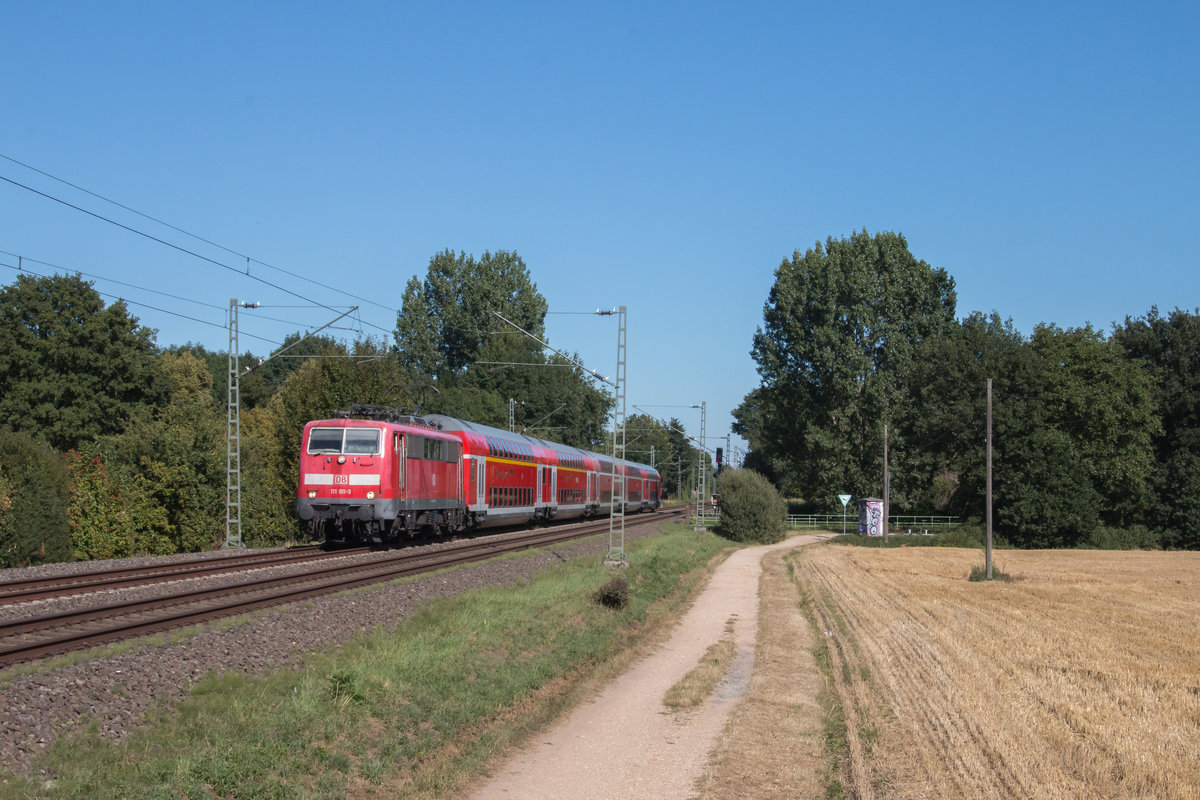 111 011 der Deutschen Bahn AG war am 31. Juli 2020 mit dem Regionalexpress 10426 von Dortmund Hauptbahnhof nach Aachen Hauptbahnhof unterwegs, hier zwischen den Haltepunkten Korschenbroich und Mönchengladbach-Lürrip.