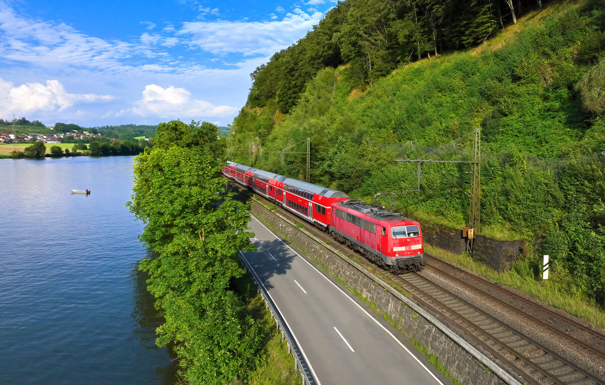 111 011 mit einem RE3 am 20.07.2024 bei Schalding.