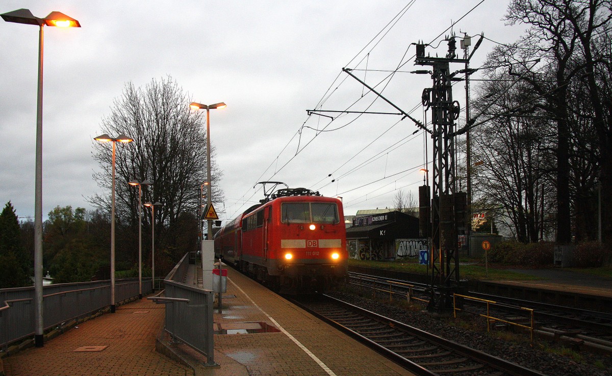 111 012 DB kommt die Kohlscheider-Rampe hoch aus Richtung Neuss,Herzogenrath mit dem RE4 aus Dortmund-Hbf-Aachen-Hbf und fährt durch Kohlscheid in Richtung Richterich,Laurensberg,Aachen-West.
Bei Regenwolken am Morgen vom 10.12.2014.