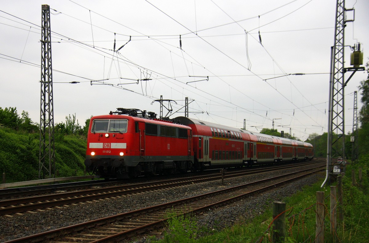 111 012 DB kommt mit dem RE4 Wupper-Express) Dortmund-Hbf-Aachen-Hbf aus Richtung Neuss,Herzogenrath,Kohlscheid und fährt in Richtung Richterich,Laurensberg,Aachen-West.
Aufgenommen bei Wilsberg in Kohlscheid bei Wolken am Abend vom 2.5.2014. 
