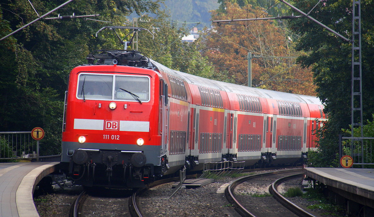 111 012 DB kommt mit dem RE4 von Dortmund-HBf nach Aachen-Hbf und kommt aus Richtung Rheydt,Wickrath,Beckrath,Herrath,Erkelenz,Baal,Hückelhoven-Baal,Brachelen,,Lindern,Süggerrath,Geilenkirchen,Frelenberg,Zweibrüggen,Übach-Palenberg,Rimburg,Finkenrath,Hofstadt,Herzogenrath, Kohlscheid,Richterich,Laurensberg,Aachen-West und fährt in Aachen-Schanz ein und hält in Aachen-Schanz und fährt dann weiter in Richtung Aachen-Hbf. 
Aufgenommen vom Bahnsteig von Aachen-Schanz.
Am Morgen vom 1.9.2016.