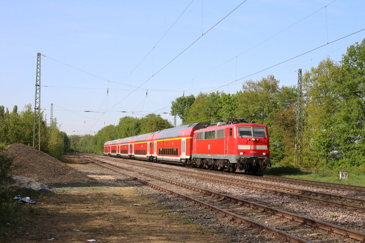 111 012 der Deutschen Bahn AG war am 24. April 2020 mit dem Regionalexpress 10452 von Düsseldorf Hauptbahnhof über Krefeld Hauptbahnhof und Viersen nach Aachen Hauptbahnhof unterwegs, hier im Bahnhof Helenabrunn.
