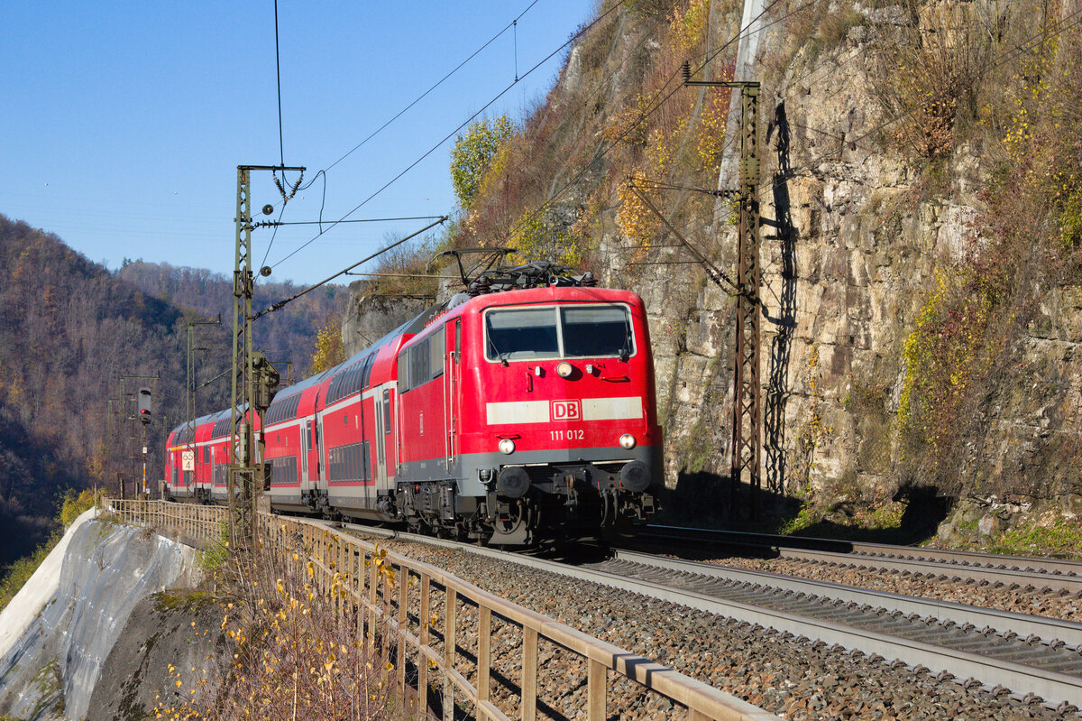 111 012 mit RE5 Stuttgart Hbf - Lindau-Reutin am 13.11.2022 auf der Geislinger Steige. 