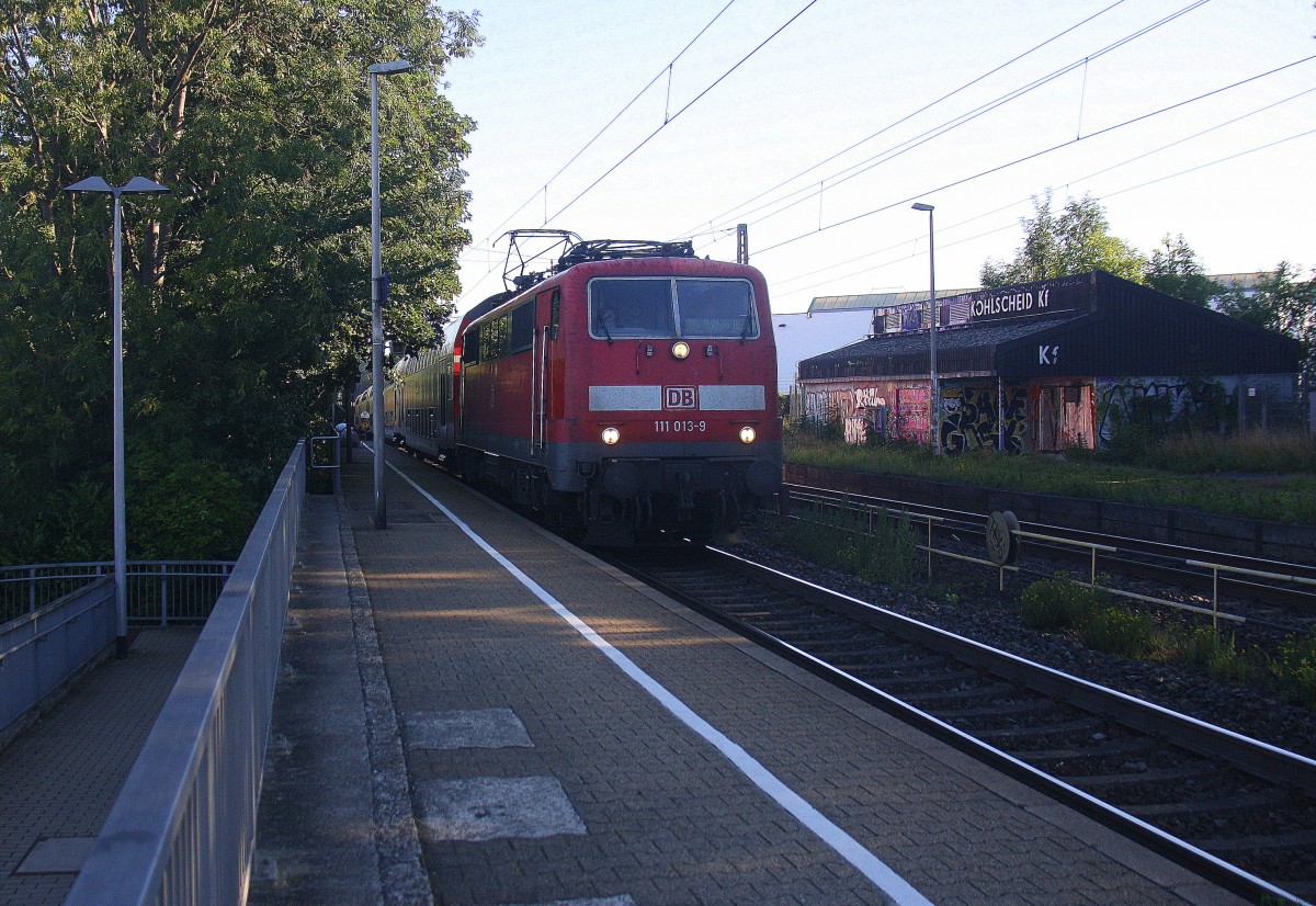 111 013-9 DB kommt die Kohlscheider-Rampe hoch aus Richtung Neuss,Herzogenrath mit dem RE4 aus Dortmund-Hbf-Aachen-Hbf und fährt durch Kohlscheid in Richtung Richterich,Laurensberg,Aachen-West. 
An einem schönem Sommermorgen vom 31.8.2015.