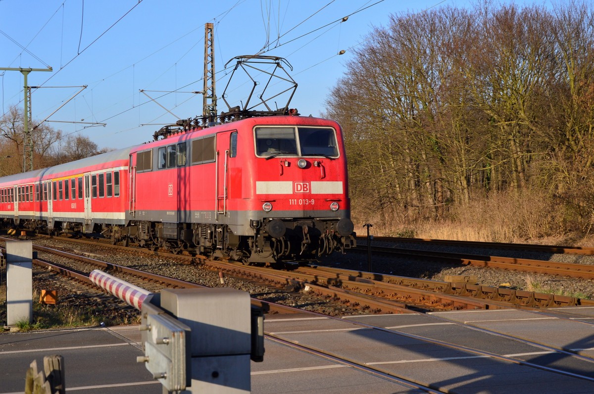 111 013-9 in Grevenbroich schiebt sie einen RE8-Verstärker nach Kaldenkirchen. 11.3.2015
