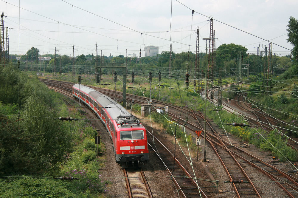 111 013 hat mit dem RE 3 nach Hamm den Oberhausener Hauptbahnhof verlassen.
Mittlerweile wird diese Leistung durch die Eurobahn erbracht.
Aufnahmedatum: 1. August 2008