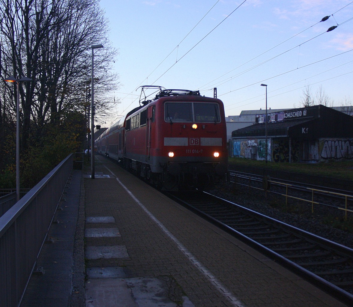 111 014-7 DB kommt die Kohlscheider-Rampe hoch aus Richtung Neuss,Herzogenrath mit dem RE4 aus Dortmund-Hbf-Aachen-Hbf und fährt durch Kohlscheid in Richtung Richterich,Laurensberg,Aachen-West bei schönem Novemberwetter am Morgen vom 24.11.2014.