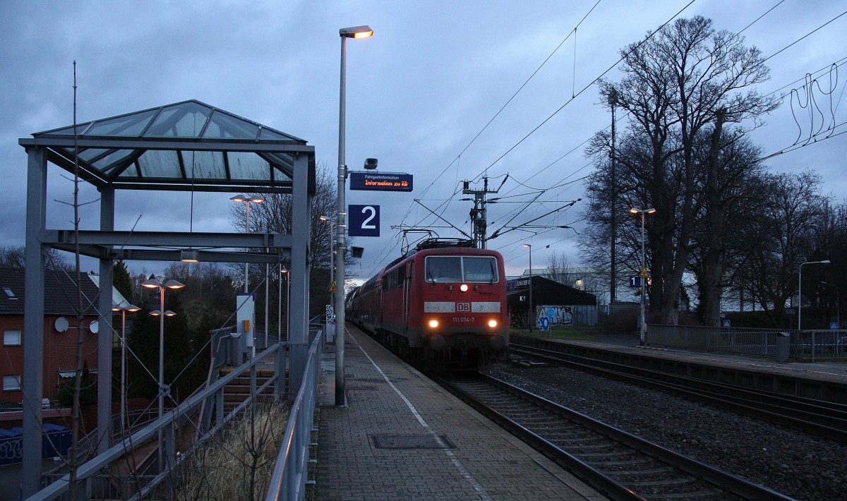 111 014-7 DB kommt die Kohlscheider-Rampe hoch aus Richtung Neuss,Herzogenrath mit einem RE4 aus Dortmund-Hbf-Aachen-Hbf und fährt durch Kohlscheid in Richtung Richterich,Laurensberg,Aachen-West. 
Bei Wolken am Kalten Morgen vom 29.1.2015.