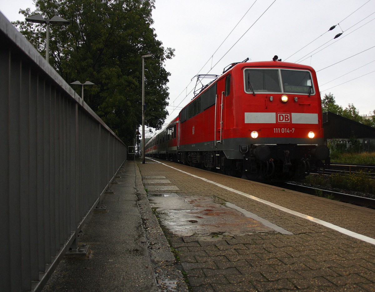 111 014-7 DB kommt die Kohlscheider-Rampe hoch aus Richtung Neuss,Herzogenrath mit einem RE4 Verstärkerzug von Düsseldorf-Hbf nach Aachen-Hbf und hält in Kohlscheid und fährt in Richtung Richterich,Laurensberg,Aachen-West.
Bei Regenwetter am Abend vom 23.9.2015.
