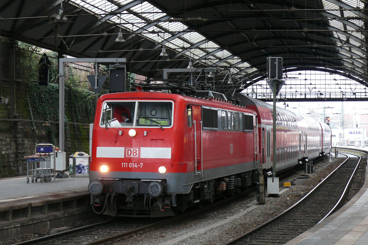 111 014-7 mit dem RE9 auf Gleis 8 im Hbf Aachen. Aufnahme vom 28/12/2009.