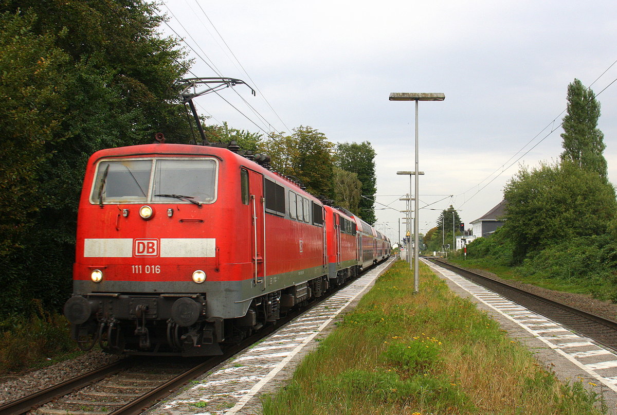 111 016 und eine 111er beide von DB kommen aus Richtung Mönchengladbach-Hbf,Rheydt-Hbf,Wickrath,Beckrath und fahren durch Herrath mit einem Doppeldecker aus Düsseldorf-Hbf nach Aachen-Hbf in Richtung Erkelenz,Baal,Hückelhoven-Baal,Brachelen Lindern,Süggerrath,Geilenkirchen,Frelenberg,Zweibrüggen,Übach-Palenberg,Rimburg,Finkenrath,Hofstadt,Herzogenrath, Kohlscheid,Richterich,Laurensberg,Aachen-West,Aachen-Schanz,Aachen-Hbf.
Aufgenommen von Bahnsteig 1 in Herrath.
Am Nachmittag  vom 20.9.2016.