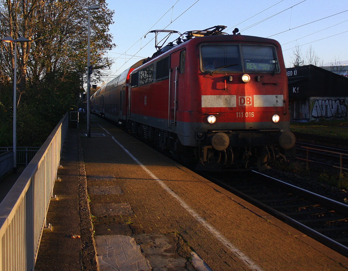 111 016 DB  kommt die Kohlscheider-Rampe hoch aus Richtung Neuss,Herzogenrath mit dem RE4 aus Dortmund-Hbf-Aachen-Hbf und fährt durch Kohlscheid in Richtung Richterich,Laurensberg,Aachen-West bei schönem Novemberwetter am Morgen vom 10.11.2014.