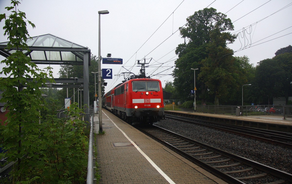 111 016 DB kommt die Kohlscheider-Rampe hoch aus Richtung Neuss,Herzogenrath mit dem RE4 aus Dortmund-Hbf-Aachen-Hbf und fährt durch Kohlscheid in Richtung Richterich,Laurensberg,Aachen-West.
Bei Regenwetter am Morgen vom 17.8.2015.