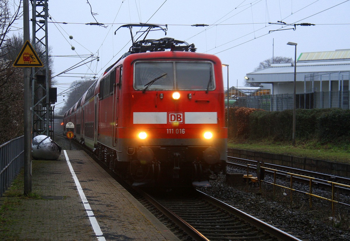 111 016 DB kommt die Kohlscheider-Rampe hoch aus Richtung Neuss,Herzogenrath mit dem RE4 aus Dortmund-Hbf nach Aachen-Hbf und hält in Kohlscheid und fährt dann weiter in Richtung Richterich,Laurensberg,Aachen-West,Aachen-Schanz,Aachen-Hbf. Aufgenommen vom Bahnsteig 2 in Kohlscheid.
Bei Sturm und Regenwetter am Morgen vom 27.1.2016.