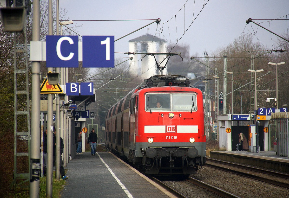 111 016 DB  kommt mit dem RE4 von Dortmund-HBf nach Aachen-Hbf und kommt aus Richtung Rheydt,Wickrath,Beckrath,Herrath,Erkelenz,Baal,Hückelhoven-Baal,Brachelen,,Lindern,Süggerrath und hält in Geilenkirchen und fährt dann weiter in Richtung Frelenberg,Zweibrüggen,Übach-Palenberg ,Rimburg,Finkenrath,Hofstadt,Herzogenrath, Kohlscheid,Richterich,Laurensberg,Aachen-West,Aachen-Schanz,Aachen-Hbf. 
Aufgenommen vom Bahnsteig 1 in Geilenkirchen. Bei Sonne und Schneeregenwolken am Kalten Nachmittag vom 6.3.2016.