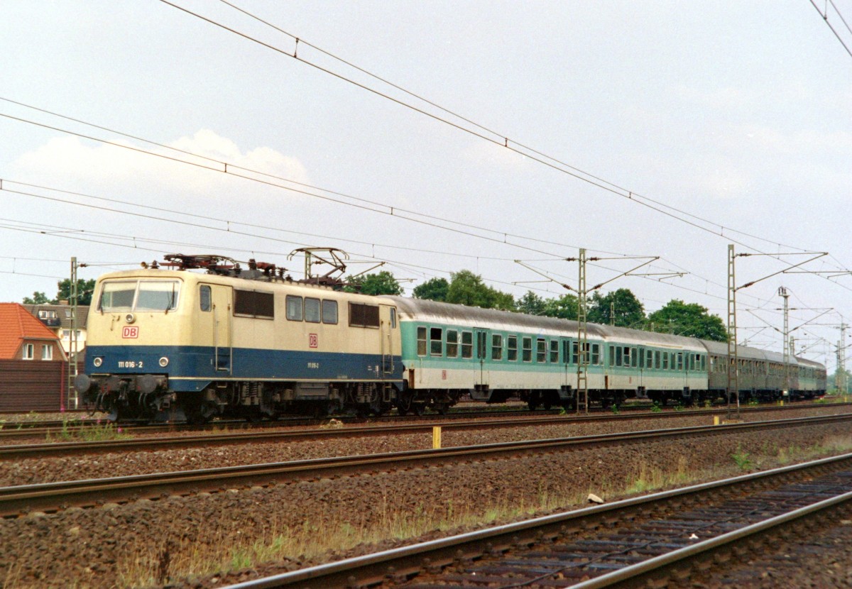 111 016 mit RE 3328 (Hamburg–Bremen) am 03.08.1997 in Rotenburg (Wmme)