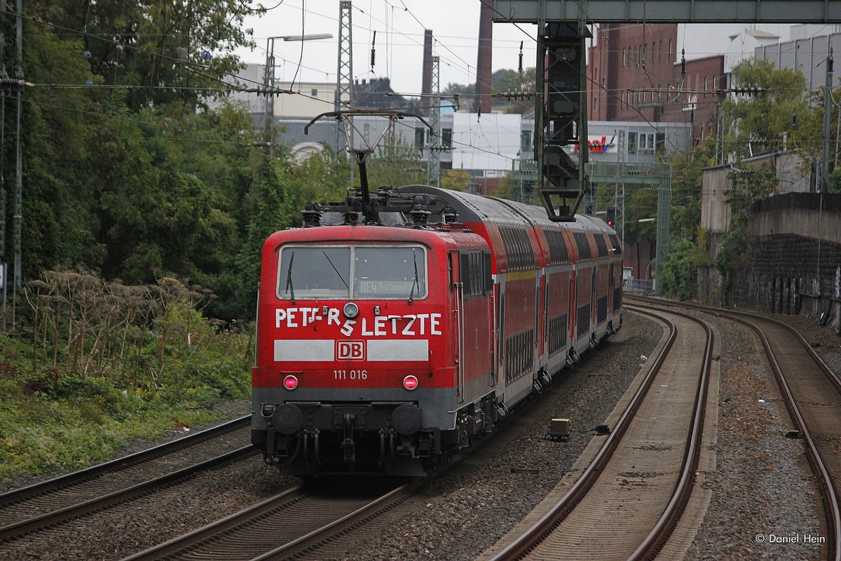 111 016  Peters Letzte  mit RE4 (Wupper-Express) in Wuppertal, am 12.10.2016.