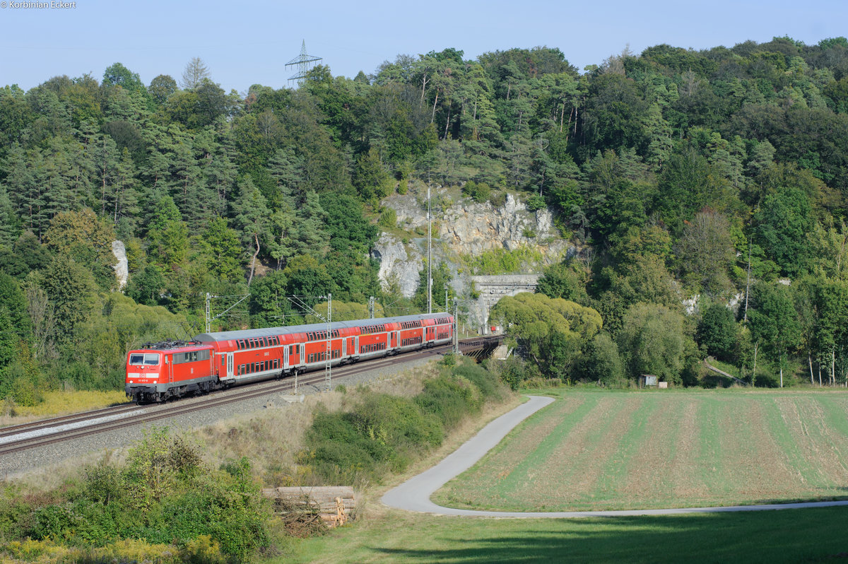 111 017-0 mit der RB 59156 von München nach Nürnberg bei Solnhofen, 24.09.2016