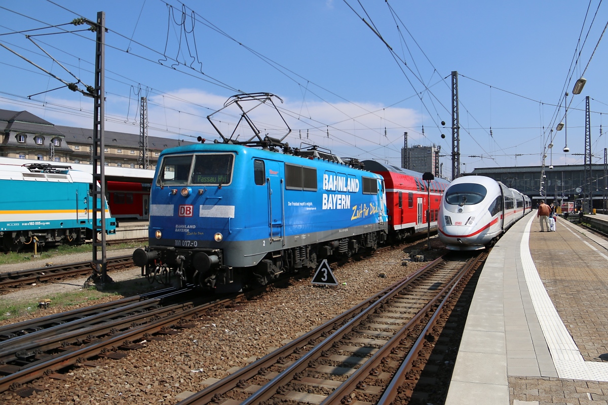 111 017-0 verlässt mit einem Regionalzug nach Passau den Hauptbahnhof München. Am Zugschluss schob noch 111 201-0 nach. Aufgenommen am 25.04.2014.