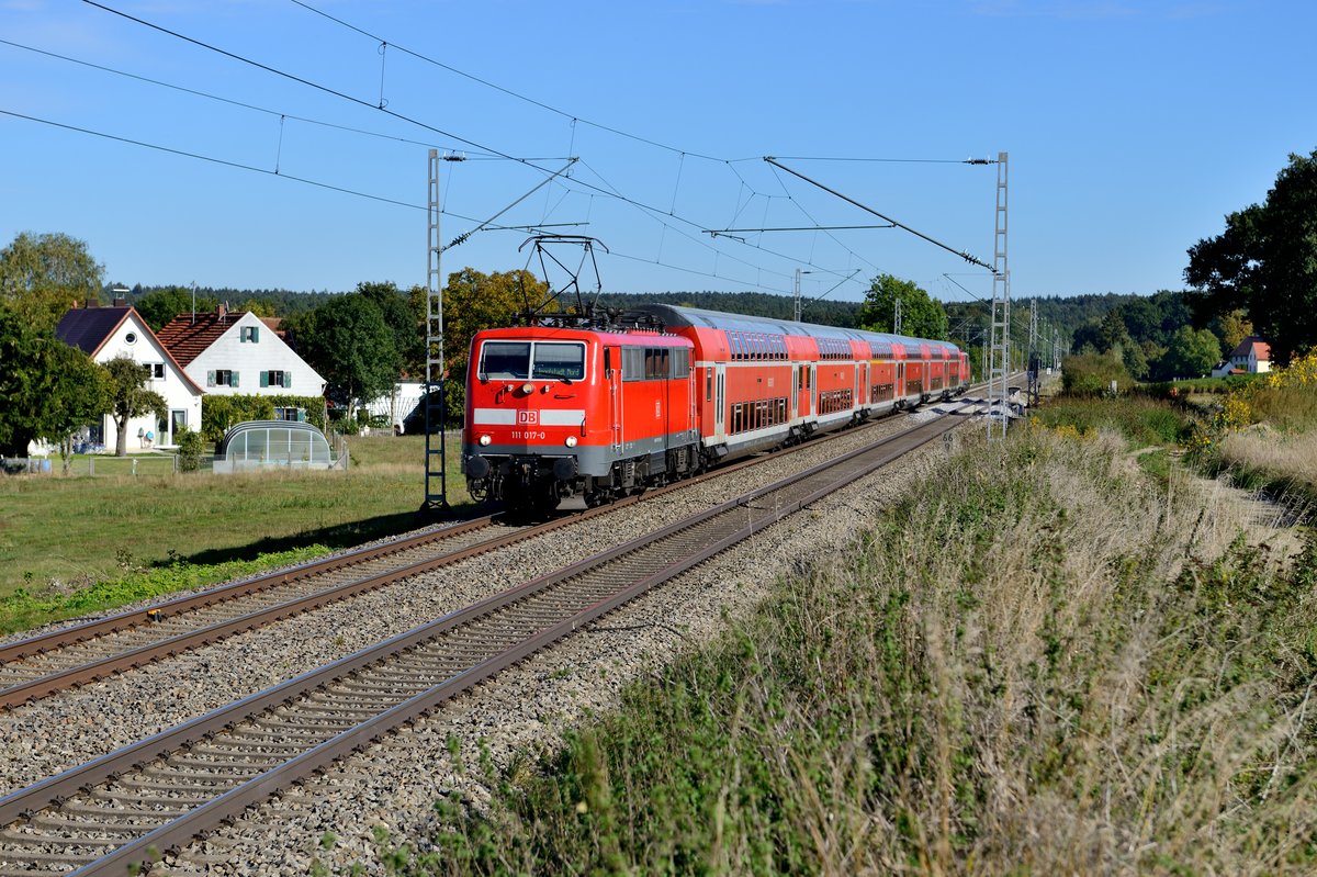 111 017 am 02. Oktober 2015 mit einem Doppelstockzug zwischen Rohrbach und Baar Ebenhausen. 