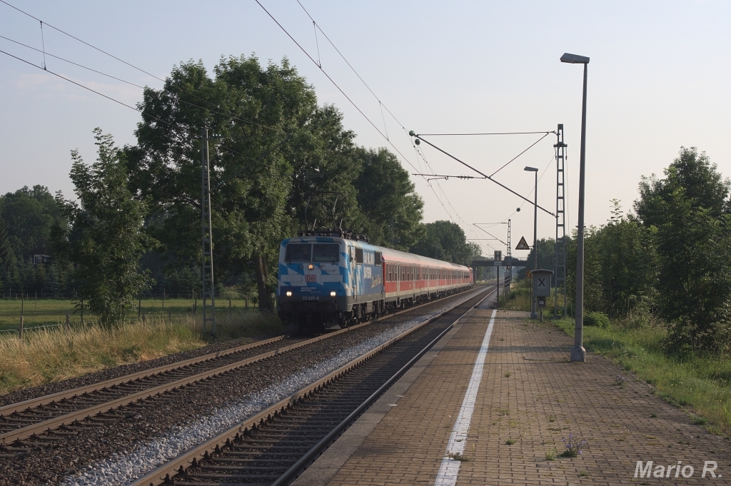 111 017  Maxl  am Passauer. Am 19. Juli 2013 durch Pulling, gen München.
