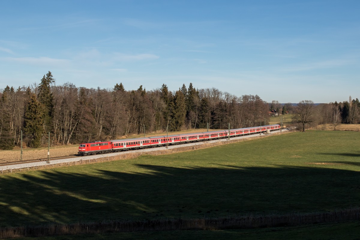 111 017 mit dem täglichen Lr von München nach Freilassing am 27. Dezember 2015 bei Übersee.