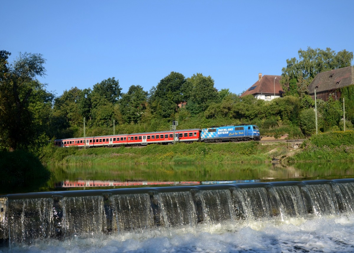 111 017 mit einem RE am 07.09.2013 bei Moosburg.
