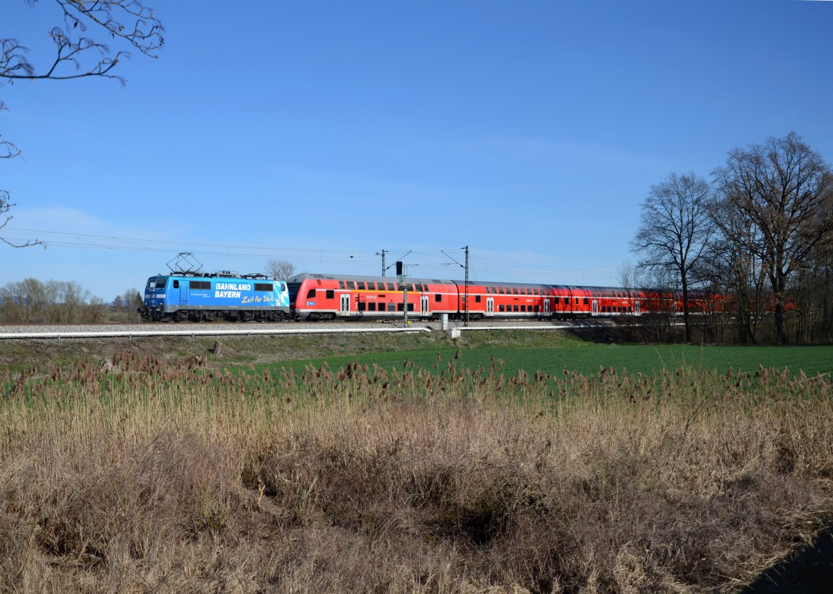 111 017 mit einem RE nach München am 20.03.2014 bei Kühmoos.