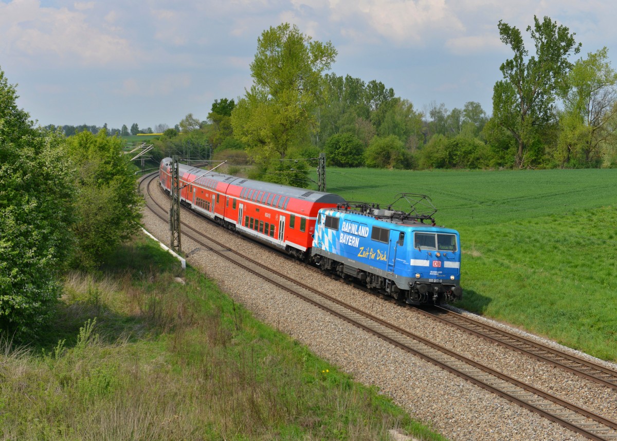 111 017 mit einem RE nach Passau am 24.04.2014 bei Langenisarhofen.