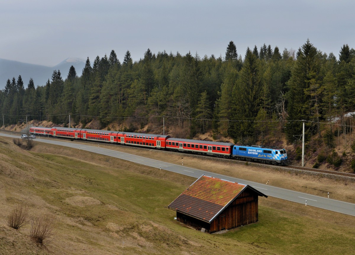 111 017 mit einer RB nach Mittenwald am 04.04.2013 bei Klais. 