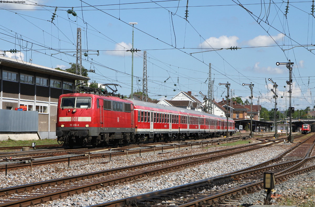 111 018-8 mit dem Lr 71715 (Ludwigshafen Hbf(tief)-Konstanz) in Villingen 30.5.18
