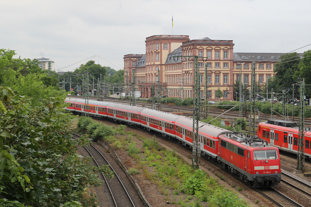 111 018 erreicht mit ihren n-Wagenpark in wenigen Augenblicken den Mannheimer Hauptbahnhof.
Aufnahmedatum: 10. Juli 2014.