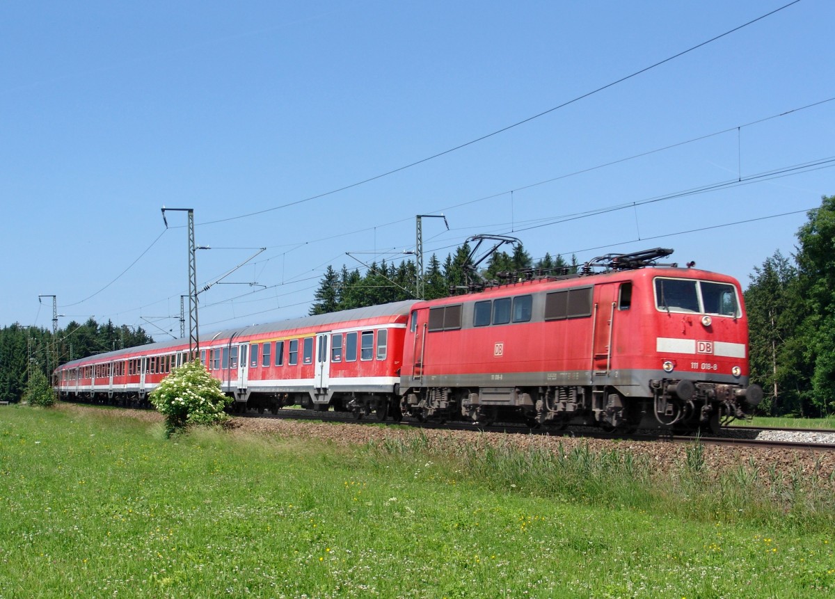 111 018 mit einem RE nach Salzburg am 21.06.2008 bei Fuchsreut.