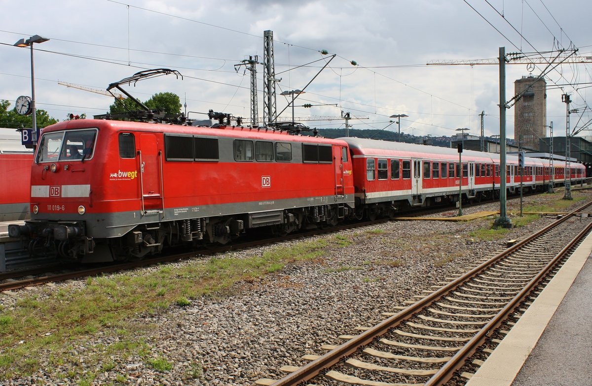 111 111 mit nWagen auf der RB35 unterwegs nach Düsseldorf, im Sommer