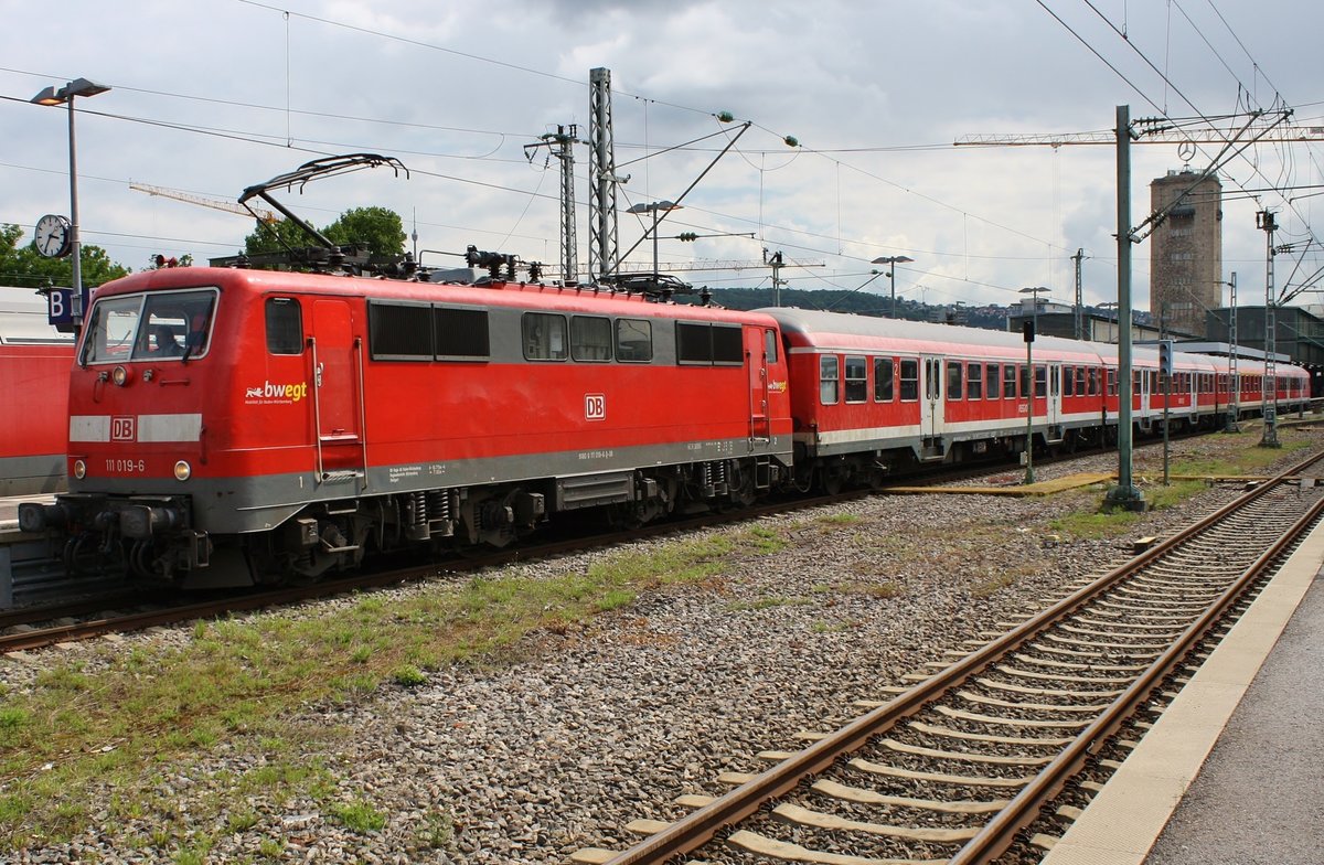 111 019-6 rangiert am 29.05.2019 mit der RB19242 von Süßen aus dem Stuttgarter Hauptbahnhof.