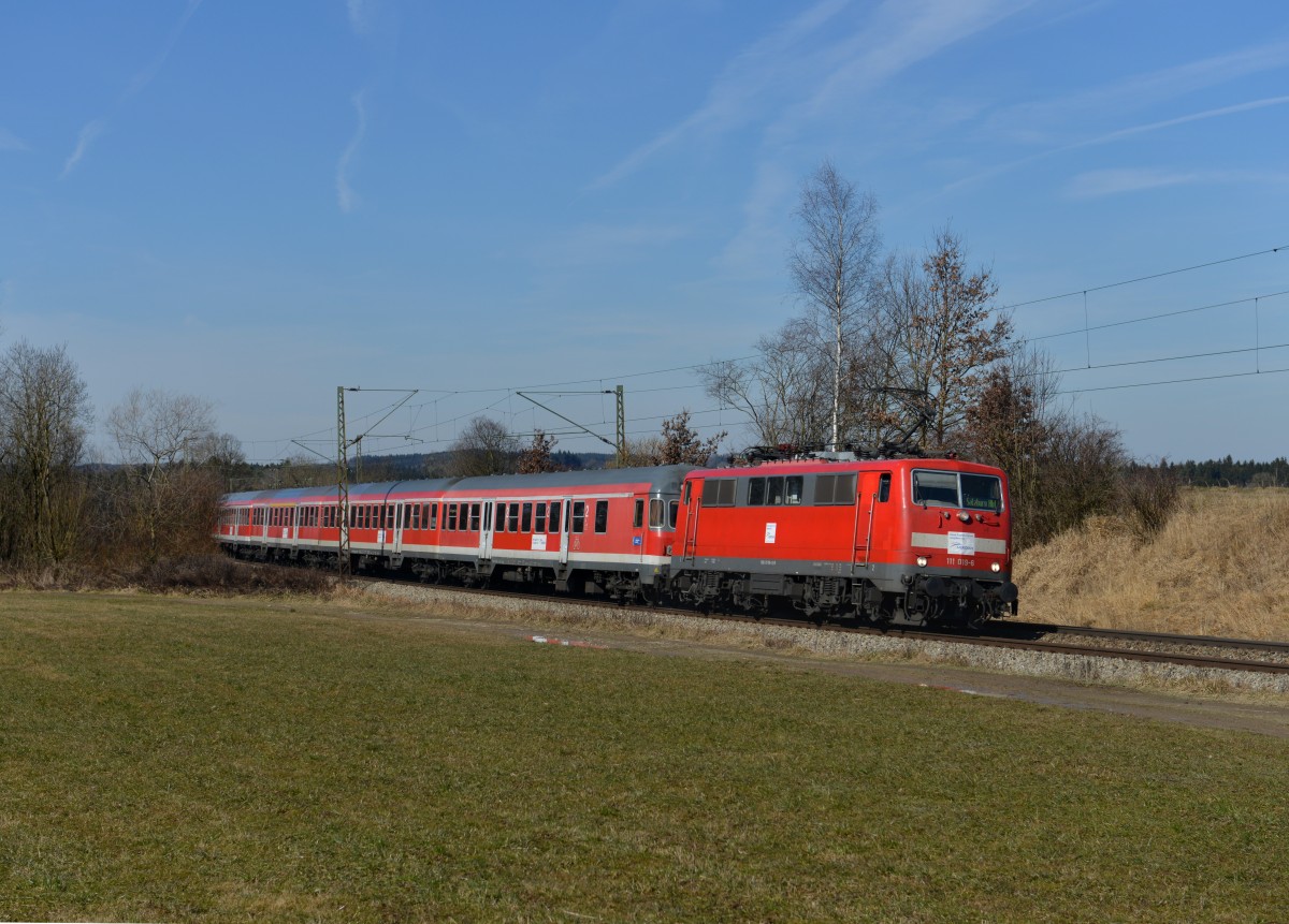 111 019 mit einem Meridian-Ersatzzug am 25.02.2014 bei Ostermünchen.