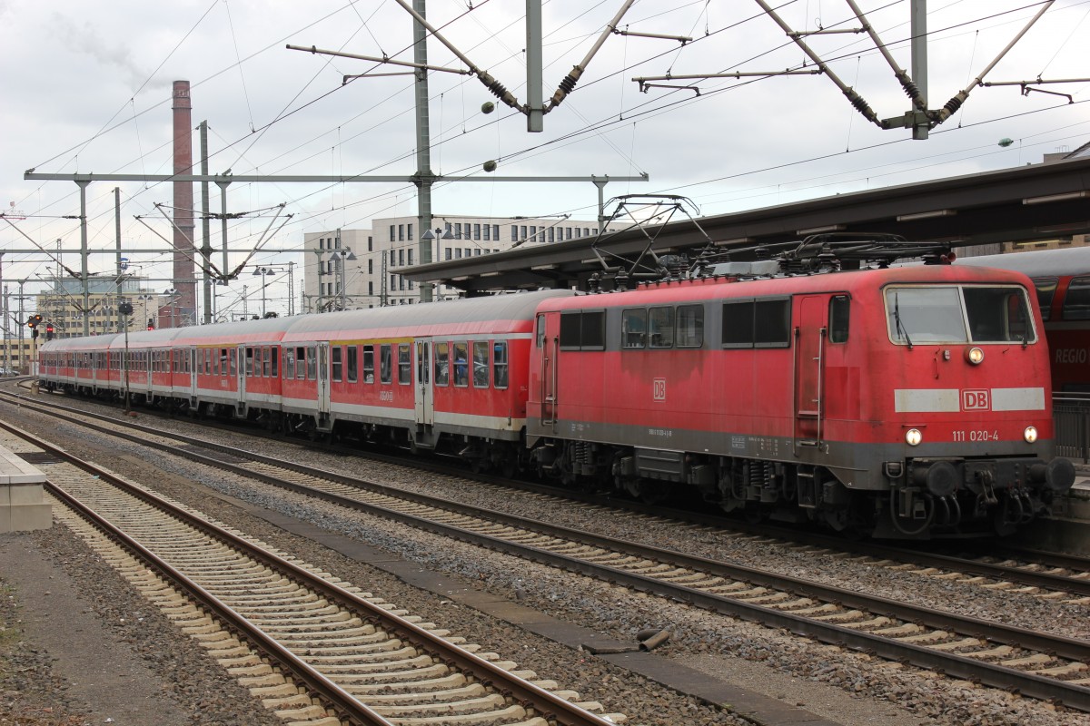 111 020-4 bespannte am 28.02.2014 den Fußball-Sonderzug (RE 10159) von Bielefeld nach Düsseldorf-Flughafen und konnte vor der Abfahrt in Bielefeld fotografiert werden.