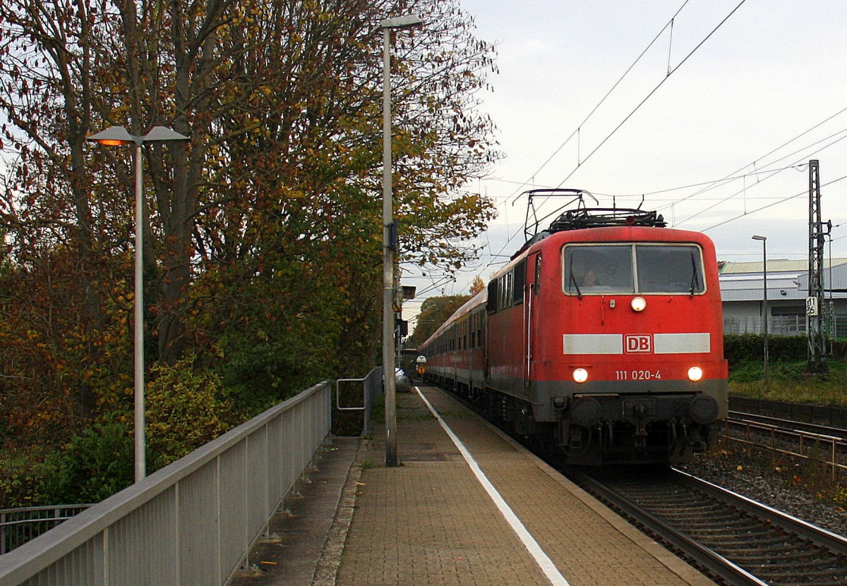 111 020-4 DB kommt die Kohlscheider-Rampe hoch aus Richtung Neuss,Herzogenrath mit einem RE4 Verstärkerzug aus Dortmund-Hbf nach Aachen-Hbf und fährt durch Kohlscheid in Richtung Richterich,Laurensberg,Aachen-West,Aachen-Schanz,Aachen-Hbf. Bei Sonne und Wolken am Morgen vom 4.11.2015.