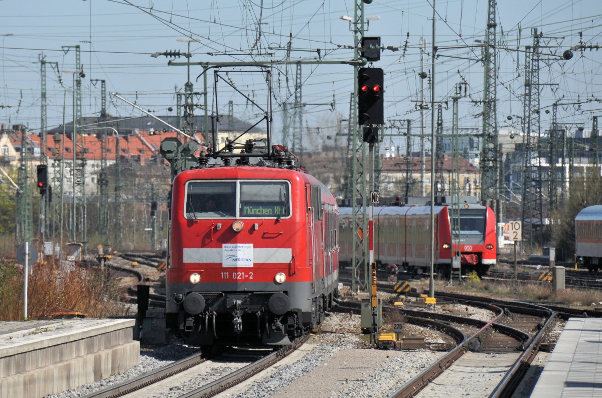 111 021 am 30.03.14 bei der Einfahrt München Ost