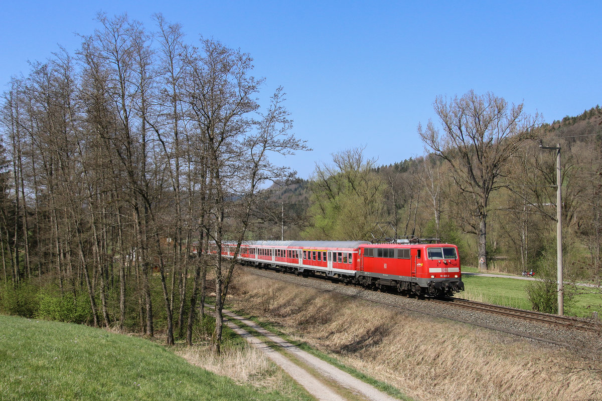 111 021 führte am 08. April 2020 den Regionalexpress 81783 von Stuttgart Hauptbahnhof nach Murrhardt an, hier bei Bartenbach.