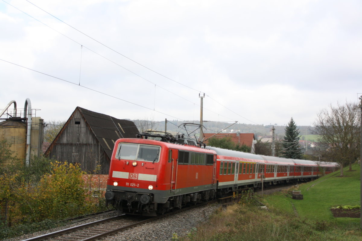 111 021 mit dem RE nach Stuttgart Hbf am 30.10.17 in Oppenweiler.