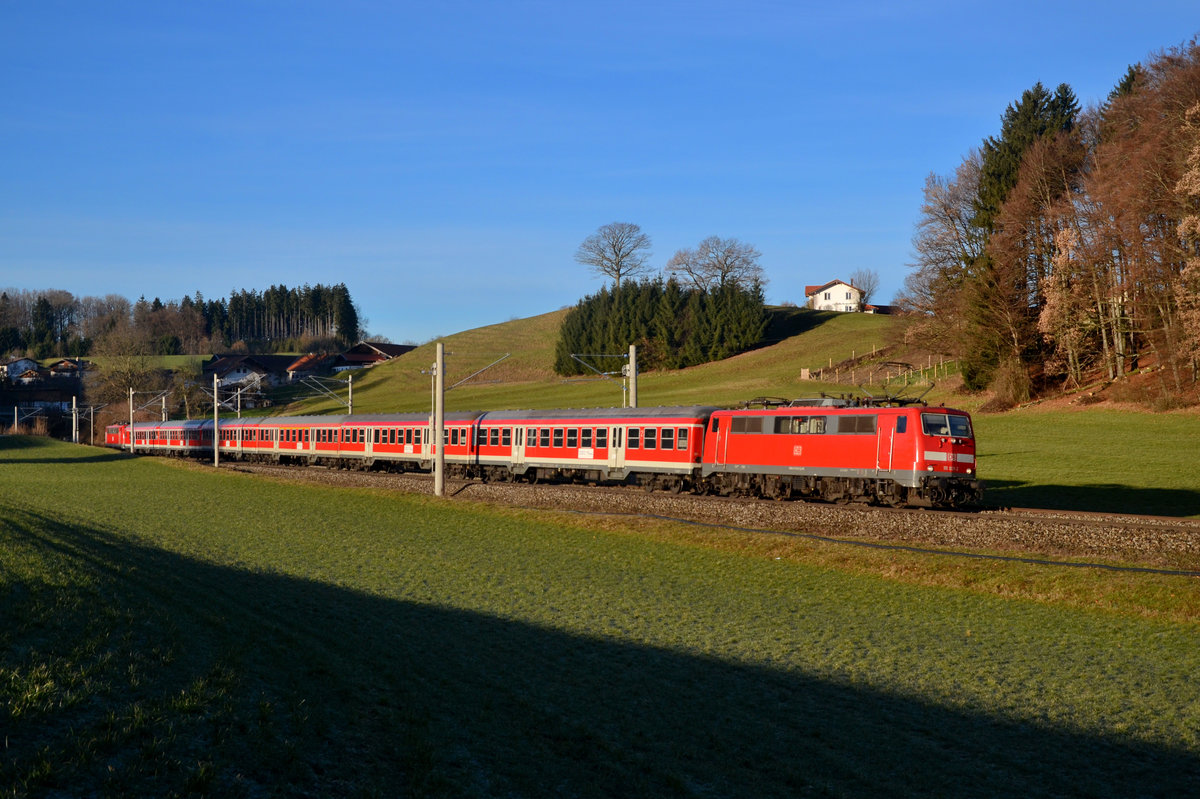 111 021 mit einem Meridian Ersatzzug am 24.12.2013 bei Axdorf. 