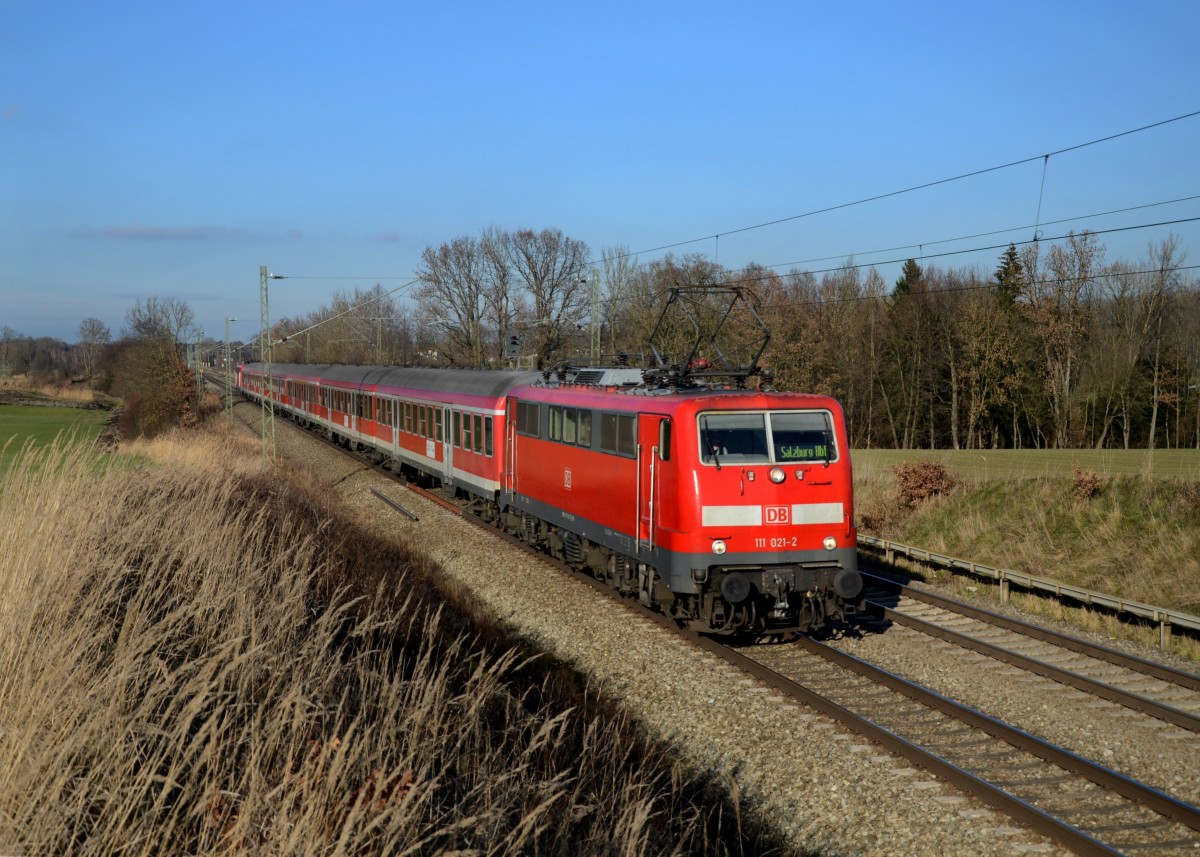 111 021 mit einem RE nach Salzburg am 14.12.2013 bei Hilperting.