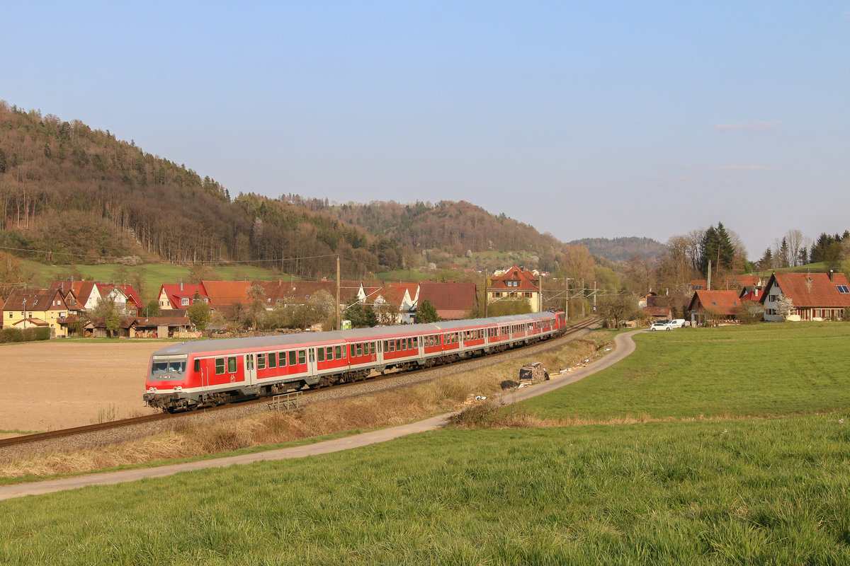 111 021 schob am 08. April 2020 den Regionalexpress 81794 von Murrhardt nach Stuttgart Hauptbahnhof, hier bei Schleißweiler.