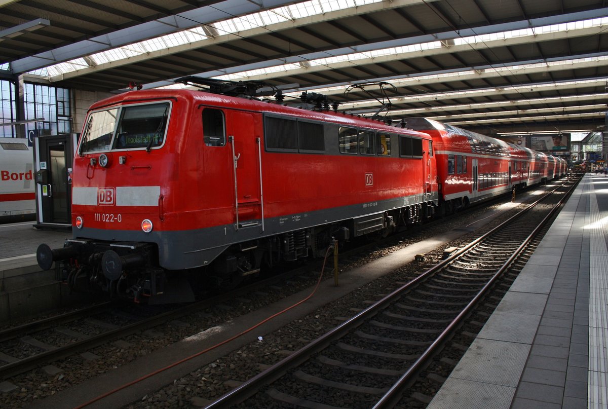 111 022-0 steht am 15.8.2017 mit dem RE59174 nach Ingolstadt Hauptbahnhof im Münchener Hauptbahnhof bereit.
