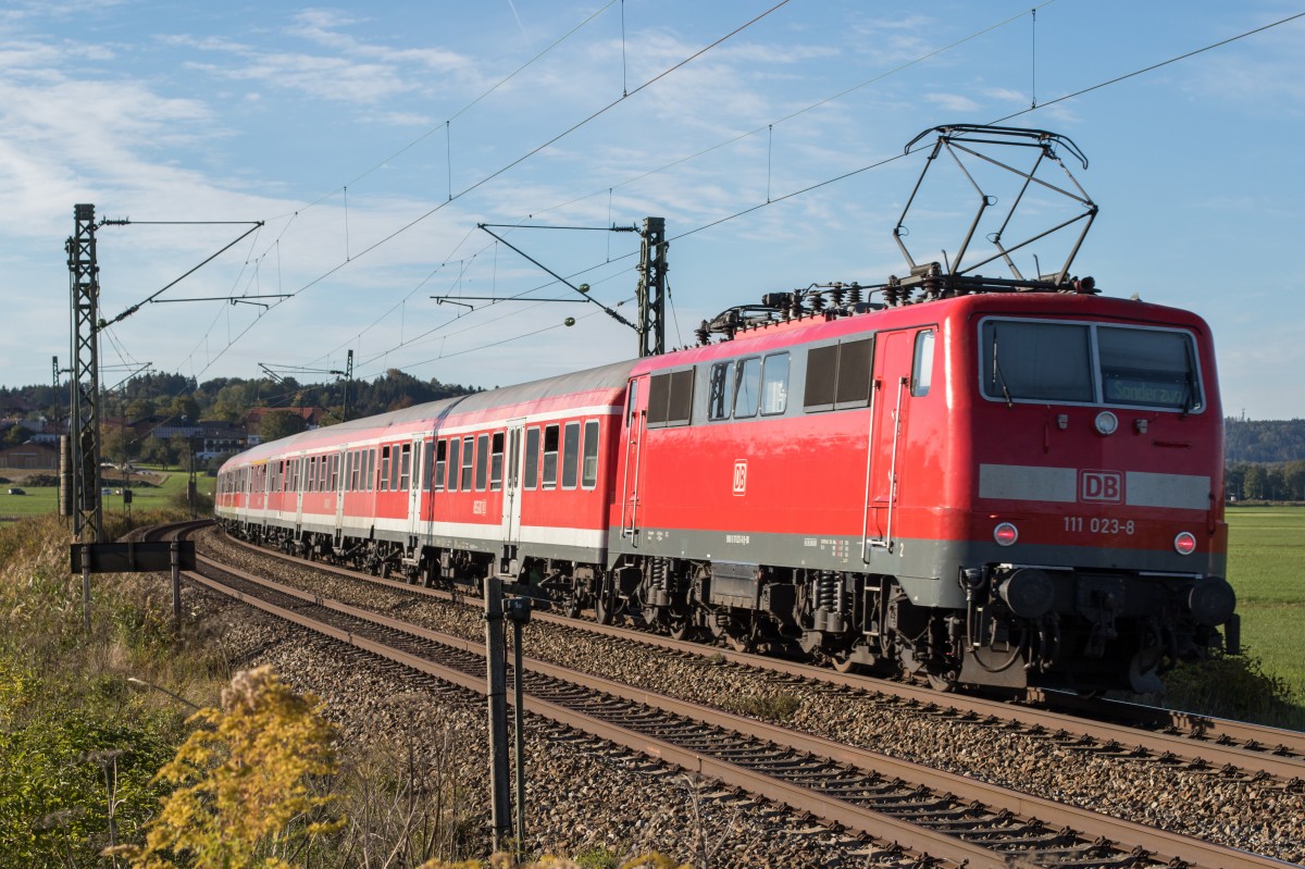 111 023-6 schiebt einen Flüchtlingszug nach München, aufgenommen am 5. Oktober 2015 bei Bernau.