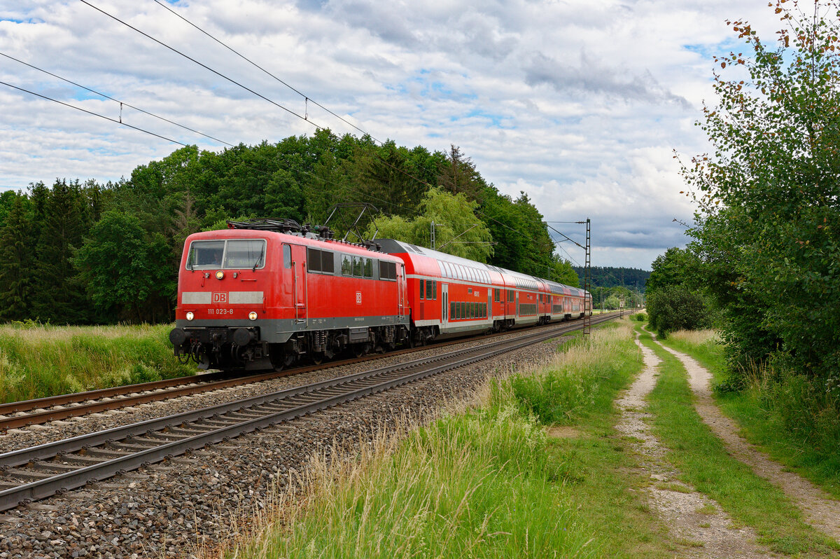 111 023 DB Regio mit dem RE 4860 (München Hbf - Nürnberg Hbf) bei Postbauer-Heng, 28.06.2020