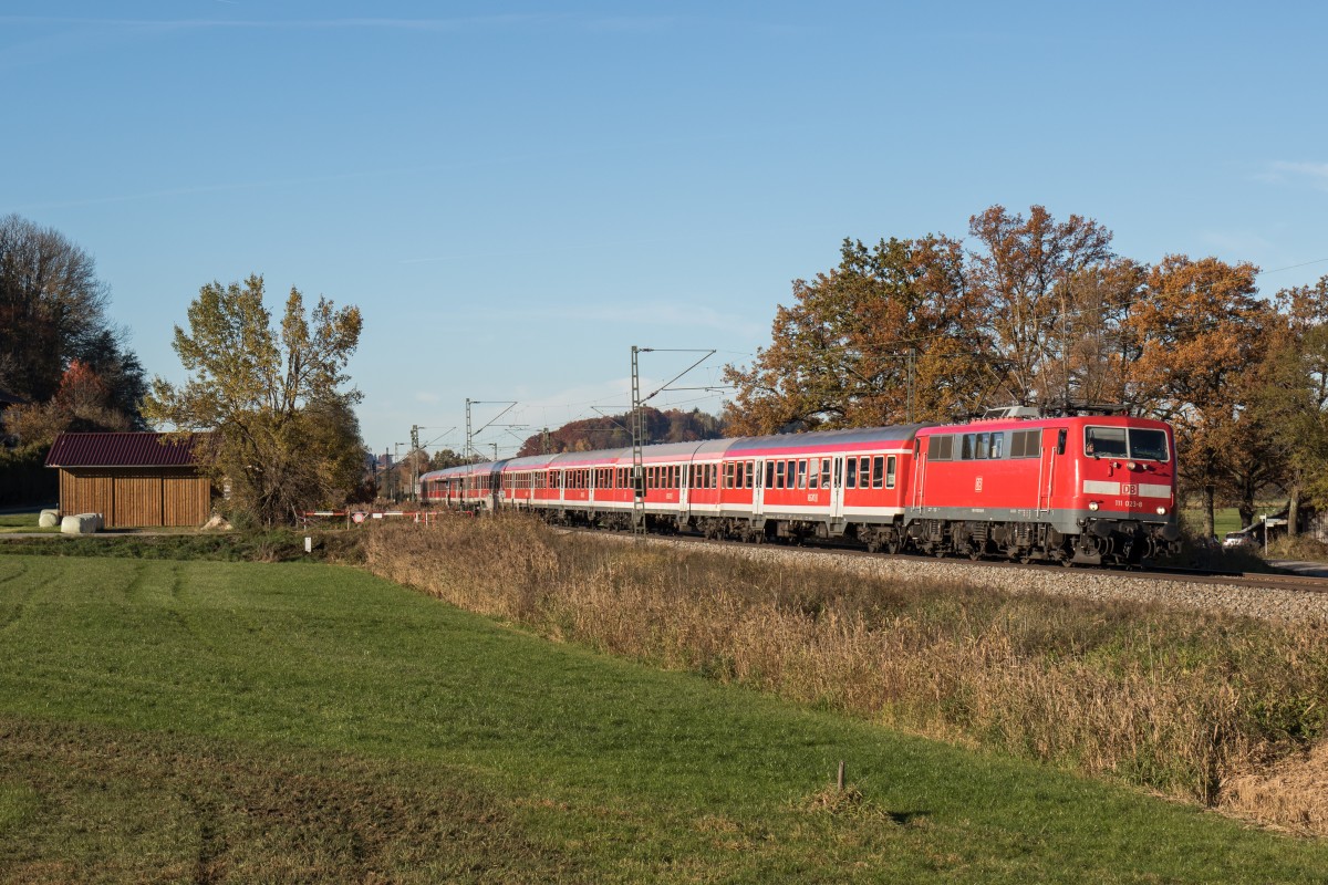 111 023 mit einem Flüchtingszug bei Weisham, aufgenommen am 2. November 2015.